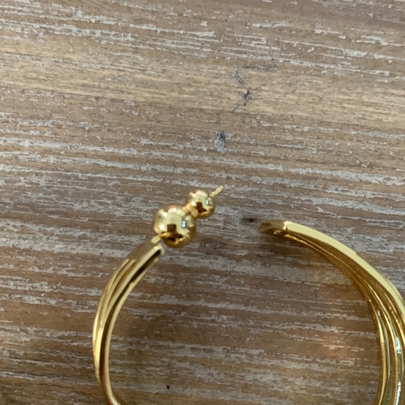 Twisted hoop earrings - Picture 3 of 3